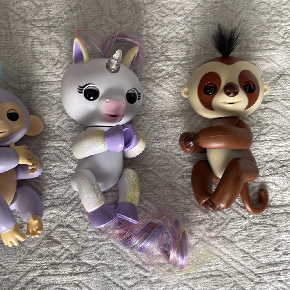 FINGERLINGS - Picture 4 of 4